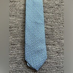 VINEYARD VINES BLUES FLOWERS TIE. GREAT CONDITION SUPER CUTE.